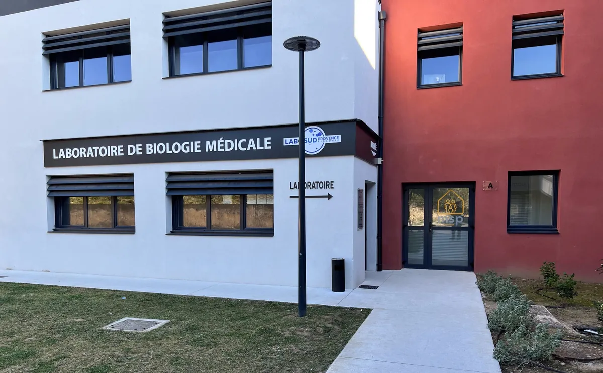 Entrée du laboratoire de biologie médicale